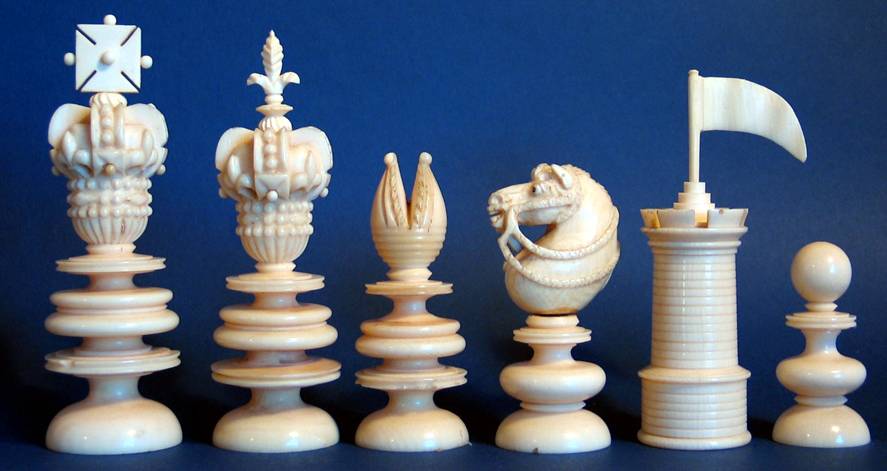 Vintage Chess Set, Inlaid Chess board and Staunton French Chess Pieces -  Artedeco - Online Antiques
