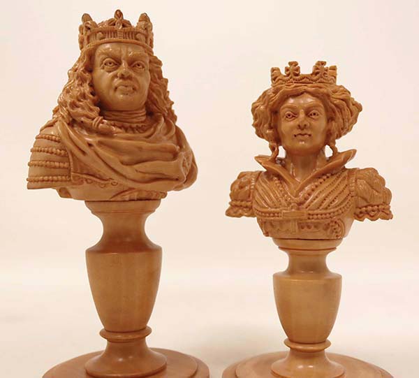 DK Good vs Evil Bust Chess Set